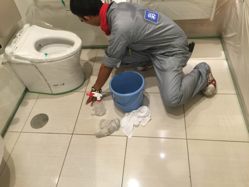 多目的トイレの滑り止め施工